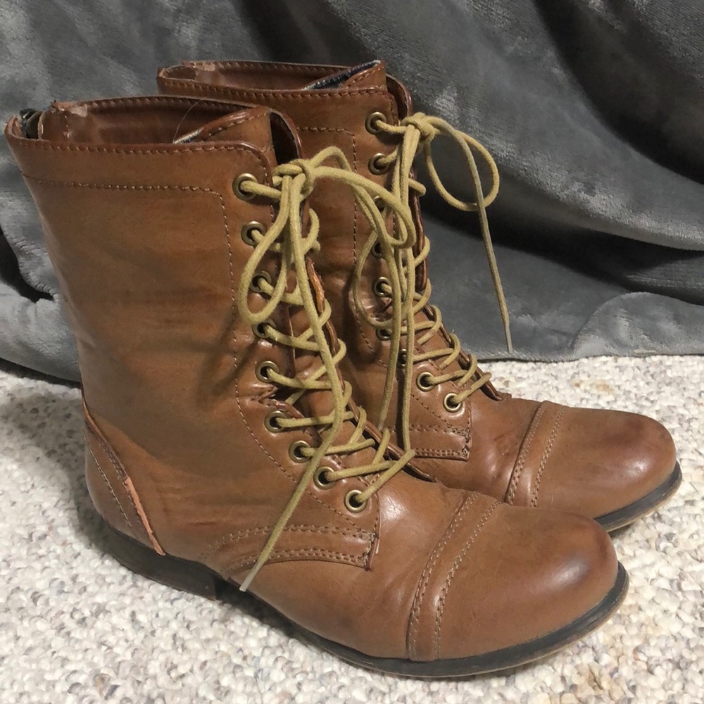 Cute Madden Girl size 8, lace up boots